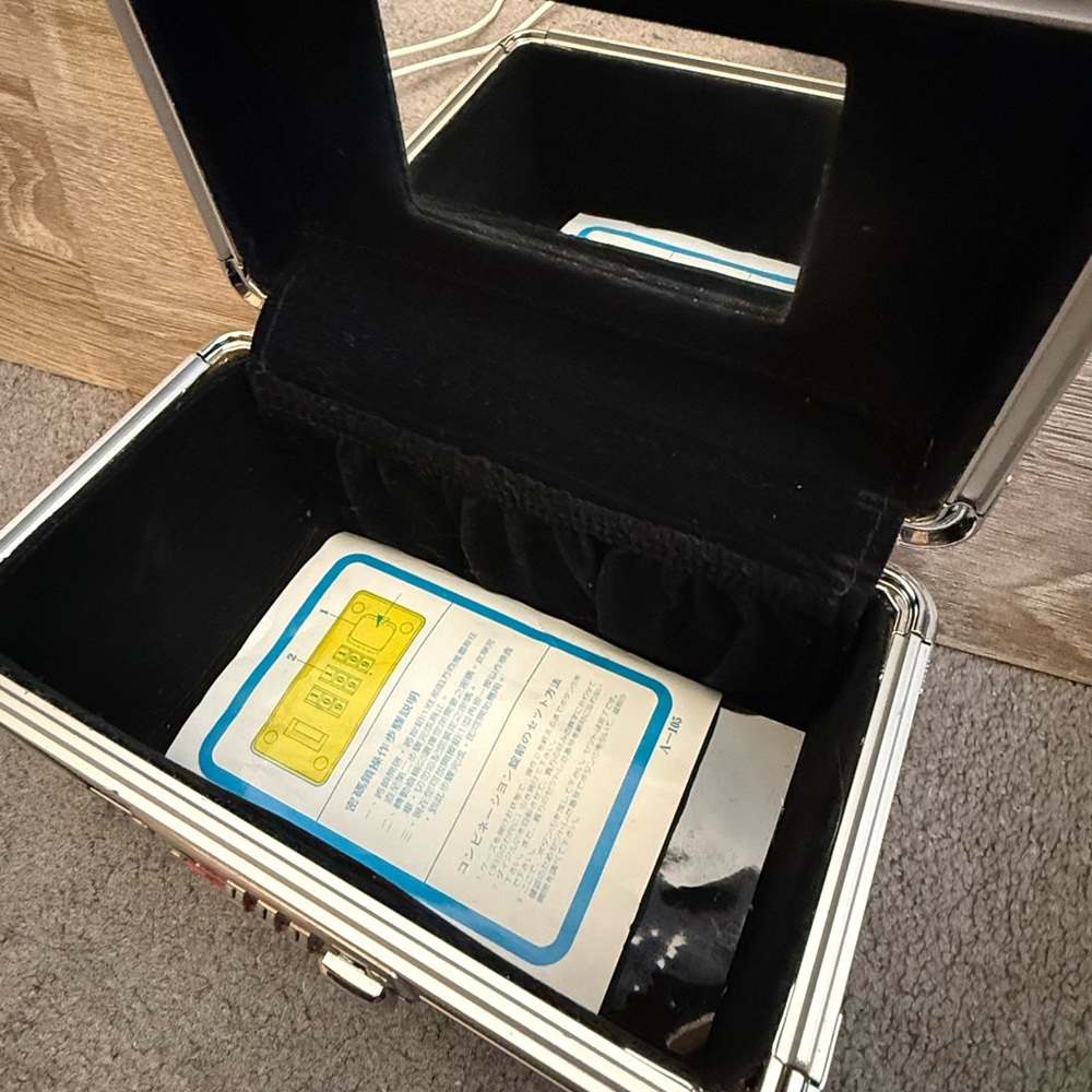 Silver Lockable Storage Case - Picture 6 of 7